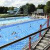 Das Familienbad in Augsburg an einem sonnigen Tag im Frühjahr 2019. Ob die Einrichtungen wegen des Coronavirus dieses Jahr wie geplant öffnen können, weiß derzeit niemand.