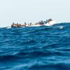 Flüchtlinge, die auf einem Schlauchboot von Libyen aus nach Italien übersetzen wollten.