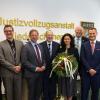 In der JVA Niederschönenfeld wurde Mariona Hauck verabschiedet und Roland Retzbach als neuer Leiter begrüßt.