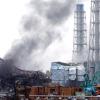 Am defekten AKW in Fukushima steigen Rauch und Dampf auf. dpa