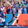 Buffalo Bills Wide Receiver Stefon Diggs (r) läuft in die Endzone für einen Touchdown.