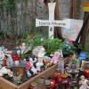 Ein Kreuz und verschiedene Gegenstände erinnern in Trier an den gewaltsamen Tod einer 16-jährigen Schülerin, die an dieser Stelle verbrannt aufgefunden wurde. 