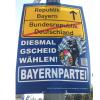 Aber nur die Bayernpartei hat sich den Allerweltsspruch aufs Plakat drucken lassen. 
