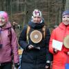 Nach dem Rennen dick eingepackt: In der Gesamtwertung der Winterlaufserie siegte (von rechts) Hannah Sassnink vor Carolin Bayer und Katharina Rittel. Den Weihnachtslauf absolvierte Florian Beck als Schnellster. 	