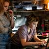 Die Zwillingsschwestern und Hackerinnen Anna (Saskia Rosendahl) und Benni (Hanna Hilsdorf) in einer Szene des Cyber-Thrillers "A Thin Line".