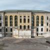 Ein Blick auf die Rückseite des Bestandsbaus der Staats- und Stadtbibliothek Augsburg. Auf der Freifläche davor entsteht ein Neubau, der an das Gebäude angeschlossen wird.