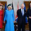 König Charles III. und Königin Camilla stehen mit Bundespräsident Frank-Walter Steinmeier und seiner Frau Elke Büdenbender im Schloss Bellevue.