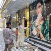 Ein Mitarbeiter eines Schönheitssalons übermalt im August 2021 ein großes Foto einer Frau, nachdem die Taliban in die afghanische Hauptstadt eingedrungen sind.