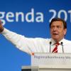 Gerhard Schröders «Agenda 2010» war die umstrittenste Sozialreform der Nachkriegszeit. Foto: Bernd Thissen/Archiv dpa
