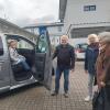 Auch einige Teilnehmerinnen des Bürgernetzangebots Freude am Malen ließen sich schon von Fahrer Hans Bernhard mit dem Bus zum Veranstaltungsort in der Sozialstation chauffieren.