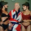 Der legendäre Postzug-Räuber Ronald "Ronnie" Biggs posiert 2001 mit Models  in Rio de Janeiro.