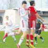 Mit 2:1 hat der SSV Obermeitingen (weiße Trikots) das Derby gegen die Reserve des TSV Landsberg gewonnen. 