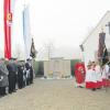 Bei der Segnung des Kriegerdenkmals und der Fahnen in Kutzenhausen waren Bürgermeisterin Silvia Kugelmann, die Mitglieder der Soldatenkameradschaft und Pater Xavier mit den Ministranten und die Freiwillige Feuerwehr dabei.  
