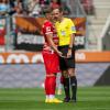 Der FCA - hier Stürmer Ermedin Demirovic -  hatte bei der Heimniederlage gegen Mainz Gesprächsbedarf Schiedsrichter Sascha Stegemann. Zu Recht? 