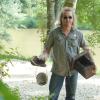 Gerhard Bischof hängt Brutkästen für seltene Vögel im Lauinger Luitpoldhain auf. Nun wurden mehrere Häuschen von Steinewerfern zerstört.  	