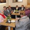 Im neuen Café des Dorfladens Ettenbeuren treffen sich einheimische Frauen zum gemütlichen Donnerstags-Treff. 
