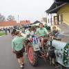 Mit einem Oldtimer-Bulldog erfolgte in Ecknach (Stadt Aichach) am Sonntag der Transport des neuen Maibaums zu seinem Standort nahe des Gasthauses Gutmann.