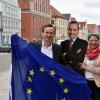 Joachim Fackler und Birgit Rössle aus Donauwörth kämpfen für den Spitzenkandidaten ihrer Partei, Manfred Weber (CSU). Der ist nicht persönlich, aber zumindest als Aufsteller aus Pappe immer dabei. Die beiden sind die einzigen Politiker im Landkreis, die auf einer Liste für die Wahl zum europäischen Parlament stehen. 