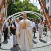 Ludwig Bolkart (Mitte) beim Primizgottesdienst in der Weißenhorner Stadtpfarrkirche. Die Feuerwehrkameraden gratulierten dem Neu-Priester und Kameraden zur Priesterweihe.  	