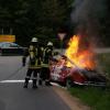 Ein Oldtimer der Marke Karmann Ghia ist nahe der B2 bei Rehau völlig ausgebrannt. 
