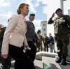 Bundesverteidigungsministerin Ursula von der Leyen mit Generalleutnant Jörg Vollmer beim Besuch der Bundeswehr in Illkirch, wo der terrorverdächtige Franco A. gewohnt hat.