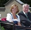 Im Jahr 2013 war Ministerpräsident Horst Seehofer mit seiner Frau Karin zu Gast beim Plärrerumzug. Er saß in der Kutsche mit Oberbürgermeister Kurt Gribl.
