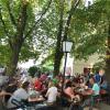 Besonders an lauen Sommerabenden zieht es die Menschen in die Biergärten des Freistaates – etwa in den des Gasthauses Schlössle in Offenhausen.  	