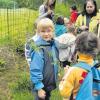 Die Vorschulkinder aus dem Herbertshofer Kindergarten durchstreifen den Ellgauer Kräuterwald. 