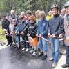 Der Bibertaler Bürgermeister Roland Strobel und sein Nersinger Amtskollege Erich Winkler (von rechts) zerschnitten zusammen mit Jugendlichen das symbolische Band und gaben den Radweg frei. Mit Schwung ging es dann auf der neuen Strecke Richtung Silheim, wo die Radler eine Stärkung erwartete.  