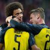 Axel Witsel (l) und Lukasz Piszczek (r) feiern Dortmunds Torschützen zur 1:0-Führung Achraf Hakimi.