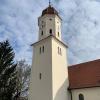 Der Kirchturm von St. Oswald in Ederheim.  	