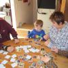 Olli Bauer ist wieder im Alltag angekommen. Zusammen mit seinen Eltern und seinem kleinen Bruder Niklas spielt er oft Karten. 
