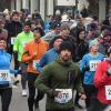 Daumen hoch! Der Gersthofer Silvesterlauf läuft weiter. Auch am letzten Tag des Jahres 2017 werden sich rund 1500 Läuferinnen und Läufer zur 51. Auflage auf den Weg machen. Allerdings auf einer leicht veränderten Strecke. 