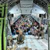 Frauen, Männer und Kinder sitzen Mitte September 2021 in einem Airbus der Bundeswehr, der von Kabul nach Taschkent fliegt.