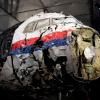 Die aus Trümmern teilweise wieder zusammengesetzte Boeing 777 der Malaysia Airlines, die als Flug MH17 über der Ukraine abgeschossen wurde, steht in einer Halle in Gilze-Rijen in den Niederlanden.