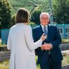 Bundespräsident Frank-Walter Steinmeier steht beim Sommerinterview von «Berlin direkt» mit der ZDF-Chefredakteurin Bettina Schausten zusammen.