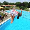 Noch bis Mitte September kann man sich im Gersthofer Freibad Gerfriedswelle kopfüber ins Badevergnügen stürzen.