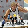 Vor dem Training mit der Nationalmannschaft steht Dirk Nowitzki der Presse Rede und Antwort.