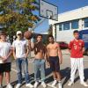 Die Jugendlichen würden Merings neuen Basketballplatz gerne noch häufiger nutzen. Doch der Spielbetrieb muss Rücksicht auf den Unterricht in den benachbarten Schulen nehmen. 