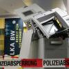 Ein zu Versuchszwecken gesprengter Geldautomat steht bei einem Pressetermin im LKA Baden-Württemberg.