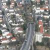 Dieses Luftbild zeigt die  Situation an der Bundesstraße B17 in Stadtbergen: Die autobahnähnliche Straße führt mitten durch dicht besiedelte Wohngebiete. Doch der Lärmschutz lässt weiter auf sich warten.
