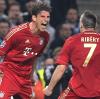 Raus was keine Miete zahlt: Mario Gomez und Franck Ribéry freuen sich über die 1:0-Führung des FC Bayern in Marseille.