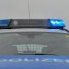 Mehrere Tausend Euro Schaden entstanden an einem Garagentor, gegen das ein Unbekannter zwischen Herrsching und Seefeld fuhr. Die Polizei sucht Zeugen.