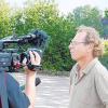 Marktinhaber Reiner Groiß (rechts) im Gespräch mit Reportern während des Brandes in Altenstadt.  