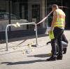 Ermittler der Spurensicherung arbeiten in der Innenstadt von Hanau vor dem Hochhaus, in dem das tote Mädchen gefunden wurde. Auf der Straße lag der schwer verletzte Junge.