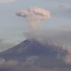 Eine hohe Rauchsäule steigt aus dem Krater des Vulkans Popocatépetl auf. Der Katastrophenschutz warnt davor, sich dem Krater nicht zu nähern.