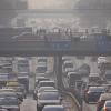 Morgendlicher Berufsverkehr: Immer wieder ist Peking von Smog betroffen.