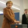 Bundeskanzlerin Angela Merkel (CDU) warf ihren Stimmzettel in Berlin in eine  Wahlurne. 