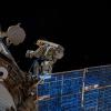 Russische Kosmonauten beim Anbringen der Icarus-Antenne, mit der Tiere auf der Erde beobachtet werden. 