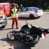 Ein Autofahrer übersah am Samstagvormittag in Löpsingen eine Motorradfahrerin, die bei dem Unfall schwer verletzt wurde.